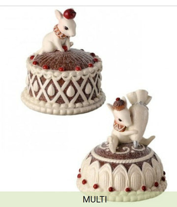 GINGERBREAD MICE ON CAKE -